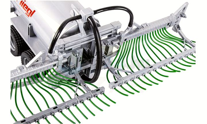 Cisternový přívěs BRUDER Profi Fliegl s postřikovačem BR-02020